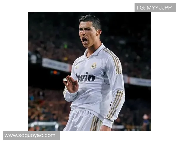 足球明星的魅力与影响力如何吸引全球球迷的关注与热爱